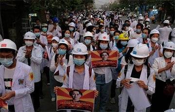 Аун Сан Су Чжи - Медики в Мьянме провели акцию протеста против военной хунты - charter97.org - Бирма - Таиланд