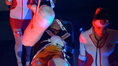 Хосе Санчес - Денис Беринчик - Беринчика вынесли на бой против Санчеса в гипсе: видео эффектного появления боксера - 24tv.ua