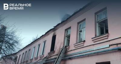 Ночью в Казани пожарные эвакуировали из горящего дома 12 человек - realnoevremya.ru - респ. Татарстан - Казань
