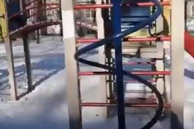 Владимир Волков - Жители одного из дворов Ярославля просят мэрию не сносить детский городок - yar.mk.ru - Ярославль