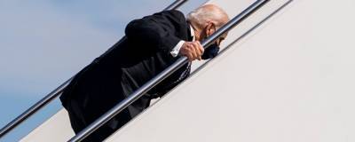 Дональд Трамп - Стивен Миллер - Джо Байден - Дональд Трамп отреагировал на падение Джо Байдена на трапе самолета - runews24.ru