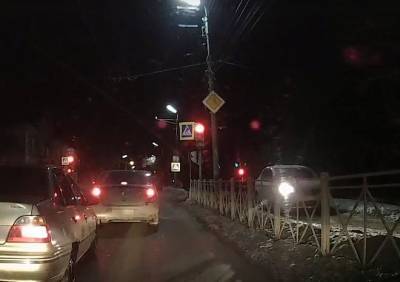 В Рязани засняли, как такси Uber едет по тротуару - ya62.ru - Рязань