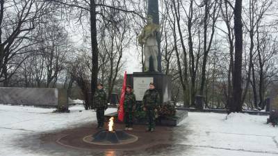 Вечный огонь в Красном Селе снова забросали снегом - neva.today - Ленинградская обл. - Санкт-Петербург