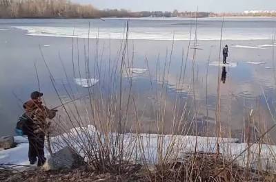В Киеве рыбак спас мальчика удочкой: Ребенка унесло на льдине - news.bigmir.net - Киев