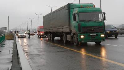 Водителям фур объяснили, как получить пропуск для въезда на МКАД - m24.ru