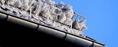 В Выборге снег упал с крыши на 17-летнюю девушку, она пострадала - runews24.ru - Ленинградская обл.