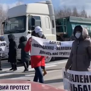 На Житомирщине местные жители перекрыли трассу из-за львовского мусора. Видео - reporter-ua.com - Киев - Житомирская обл. - Жители