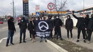 Активисты облили заправку «БРСМ-Нафта» «кровью» из-за возможного финансирования сетью партии Шария - ukrpost.biz - Киев