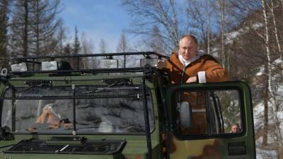 Сергей Шойгу - Владимир Путин - Дмитрий Песков - В Кремле ответили на вопрос о наличии у Путина ядерного чемоданчика во время отдыха в тайге - nation-news.ru