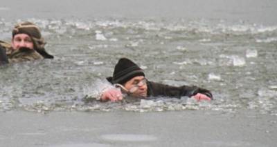 Жителя Луганска вытащили из подо льда таксист и водолаз на Успенском водохранилище - cxid.info - Луганск
