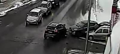 В Карелии два автомобиля не поделили дорогу и в момент удара зацепили третьего участника движения (ВИДЕО) - stolicaonego.ru - Петрозаводск - республика Карелия