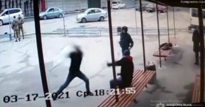 В Калиновке пьяный дебошир ударил мужчину по голове рекламным щитом, видео - real-vin.com - Винницкая обл.