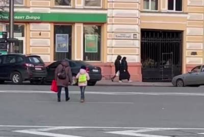 "Мать года": в Харькове женщина с маленьким ребенком перебегала многополосную дорогу, кадры - kharkov.politeka.net - Москва - Харьков - Благовещенск