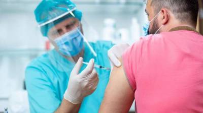 Мэтт Хэнкок - Великобритания третий день подряд вакцинирует рекордное количество людей - lenta.ua - Англия - Шотландия - Великобритания