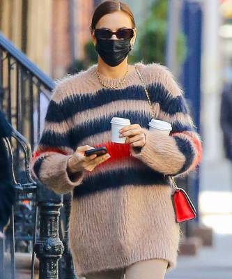 Ирина Шейк - Пушистый свитер + невидимые брюки: Ирина Шейк в Нью-Йорке - skuke.net - Нью-Йорк - Нью-Йорк