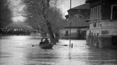Лодки в центре города и вода до крыш. Каким было самое масштабное половодье в Воронеже - vestivrn.ru - Воронеж