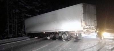 В Карелии водитель "ВАЗ" влетел в "сложившуюся" на трассе фуру (ФОТО) - stolicaonego.ru - Санкт-Петербург - Мурманск - Петрозаводск - республика Карелия