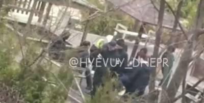 В Днепре на Героев,46 подростки сломали детскую площадку - видео попало в сеть - ТЕЛЕГРАФ - telegraf.com.ua - Одесса - Харьков - Днепр