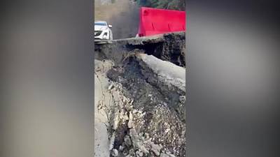 В Сочи оползень разрушил участок дороги - piter.tv - Сочи - Апсны