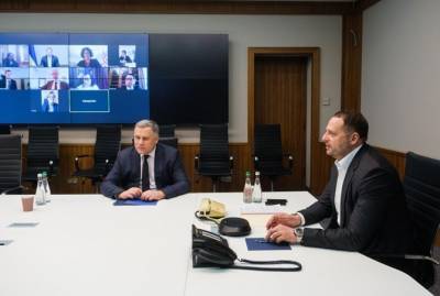 Андрей Ермак - Ермак пожаловался послам G7 на вандалов, испачкавших Офис президента - kp.ua