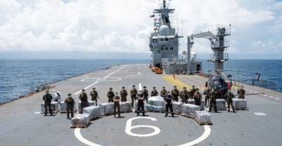 Французские моряки изъяли рекордный груз кокаина и разложили его на палубе — фото - reendex.ru - Сент Китс и Невис
