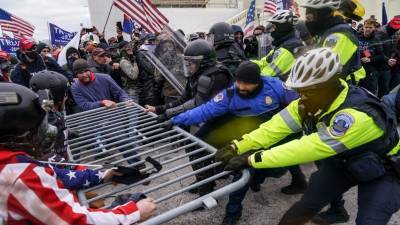 Дональд Трамп - Суд отправил под стражу обвиняемого по делу о распылении баллончика на полицейских в Капитолии - golos-ameriki.ru