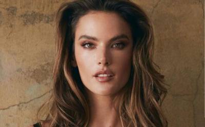 Алессандра Амбросио - Экс-ангел Victoria’s Secret в мини-бикини позволила заглянуть в самые пикантные места: "Заставляют меня влюбиться" - sport.politeka.net