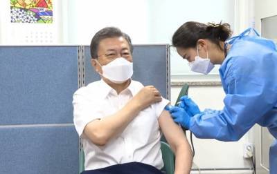Мун Чжэин - Президент и первая леди Южной Кореи получили COVID-прививки вне очереди - korrespondent.net - Южная Корея - Англия - Сеул
