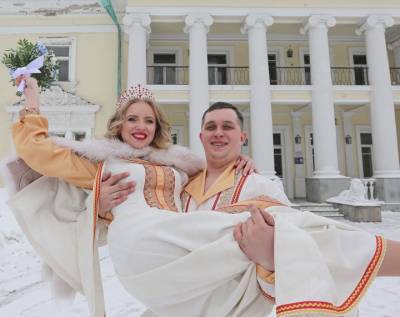 Более 430 пар планирует пожениться накануне Красной горки в Москве - vm.ru - Москва - Брак