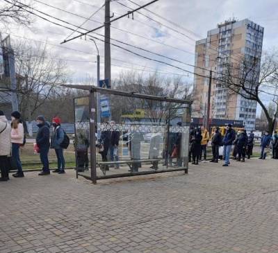 Сергей Гриневецкий - Локдаун в Одессе: жителей заставили выстроиться в огромные очереди на остановках, кадры - odessa.politeka.net - Одесса - Одесская обл.