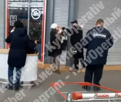 Нарушила карантин: в столичном супермаркете охранник ударил женщину - news.bigmir.net - Киев