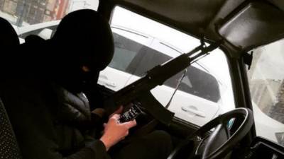 Новосибирец на черных "Жигулях" испугал жителей стрельбой из Калашникова - vesti.ru - Новосибирск