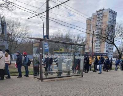 «Утро началось не с кофе»: первый день локдауна в Одессе ознаменовался очередями на остановках (фото) - odessa-life.od.ua - Одесса