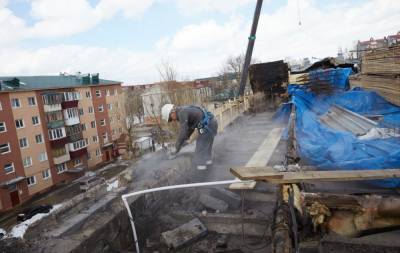 На Сахалинской продолжается ремонт крыши дома, пострадавшего от пожара - sakhalin.info
