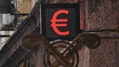 Курс евро поднялся выше 90 рублей впервые с начала месяца - iz.ru