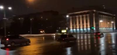 В Новосибирске ищут водителя, открывшего стрельбу из автомата Калашникова - runews24.ru - Новосибирск