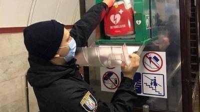 Благодаря дефибриллятору: в Киевском метро полицейский спас жизнь пассажиру - 24tv.ua