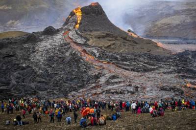 Сосиски-гриль над лавой: вулкан в Исландии привлёк туристов - inform-ua.info - Исландия - Рейкьявик