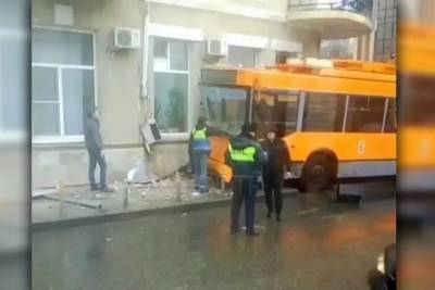 Ремонт троллейбуса, который протаранил стену дома в Краснодаре, может обойтись в 200 тысяч рублей - kuban.mk.ru - Краснодар