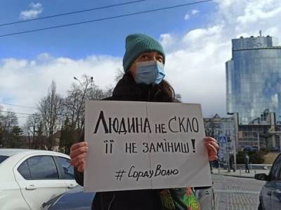 "Человек не стекло, его не заменишь". Под Печерским судом прошел митинг в поддержу задержанного у Офиса Президента Сорда - gordonua.com - Киев