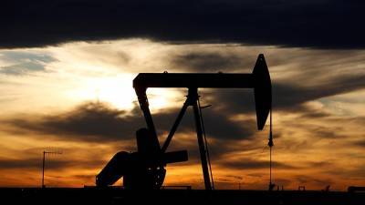 Цена нефти марки Brent упала ниже $62 за баррель - iz.ru - Лондон