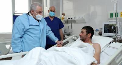 Вагаршак Арутюнян - Министр обороны Армении навестил в госпитале пропавшего в Джермуке солдата - ru.armeniasputnik.am - Армения