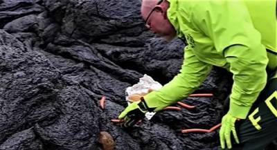 После извержения: мужчина приготовил сосиски для хот-догов на лаве вулкана в Исландии – видео - 24tv.ua - Исландия