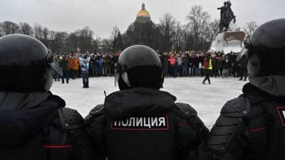 Дмитрий Песков - Песков: МВД выполнило процедуры по инциденту с ударившим женщину полицейским - nation-news.ru - Санкт-Петербург