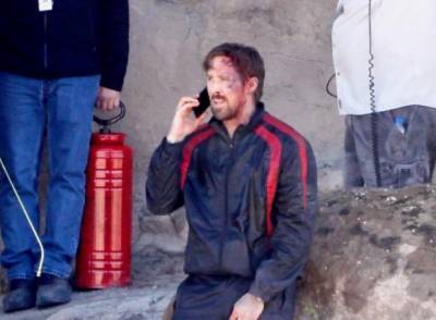 Крис Эванс - Ан Де-Армас - Райан Гослинг истекает кровью и отжимается на съемках «Серого человека»: фото - bykvu.com