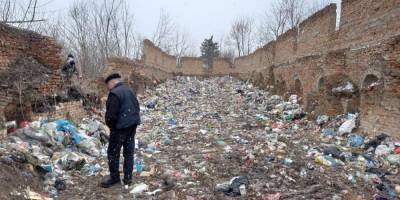 Квитанции из Львова и медицинские маски. В Житомирской области обнаружили свалку 40 тонн мусора - nv.ua - Киевская обл. - Житомирская обл. - Львовская обл.