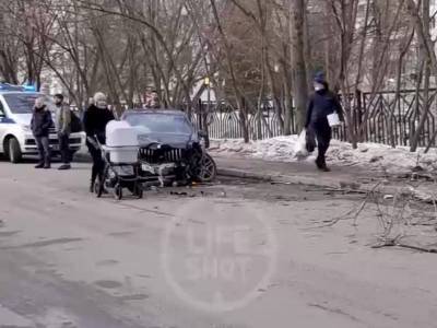 Mercedes - Черный Mercedes убил двух женщин на тротуаре в Москве. Водитель сбежал - bloknot.ru - Москва