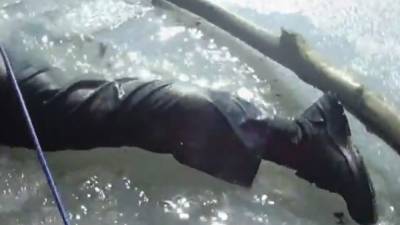 В Киеве полиция спасла рыбака: ушел под лед – видео - 24tv.ua - Киев - район Соломенский