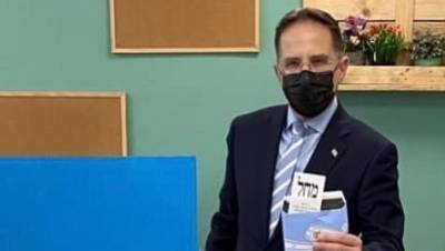 Биньямин Нетаниягу - Секретарь правительства сфотографировался с бюллетенем Ликуда и нарушил правила госслужбы - vesty.co.il