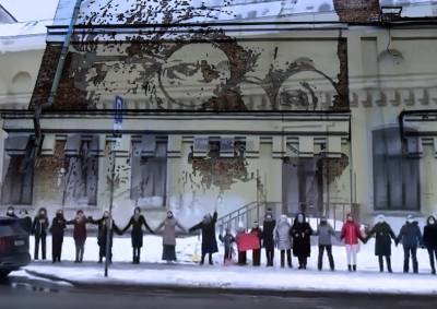 Сергей Митрохин - Москвичи выстроились в живую цепь против сноса исторического здания с портретом Германа Гессе - mskgazeta.ru - Москва